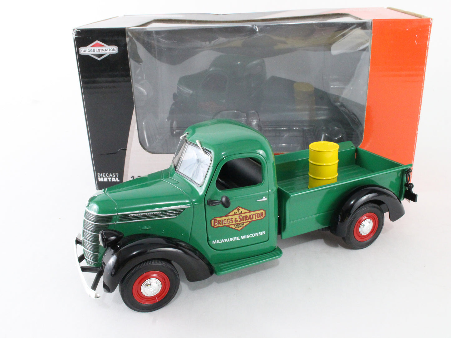 1938 D-2 Pickup Truck International Briggs & Stratton 1:64 First Gear 49-0302