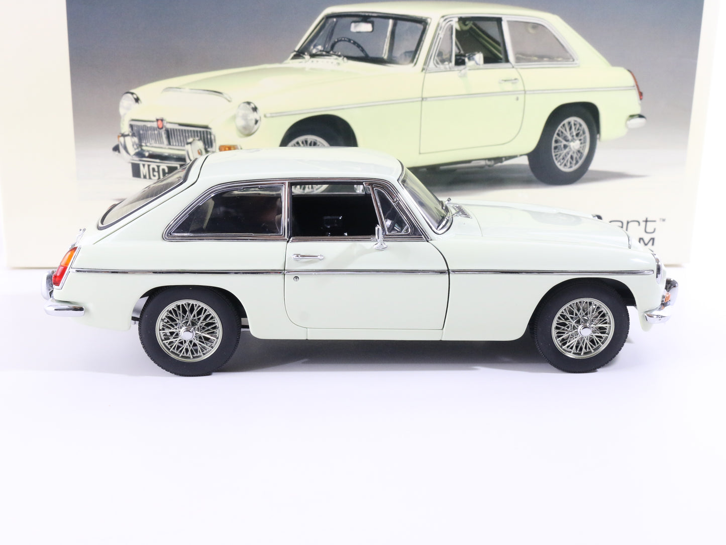 MGC GT Coupe Snowberry White Millennium Series AutoART 1:18 Model Car 76621