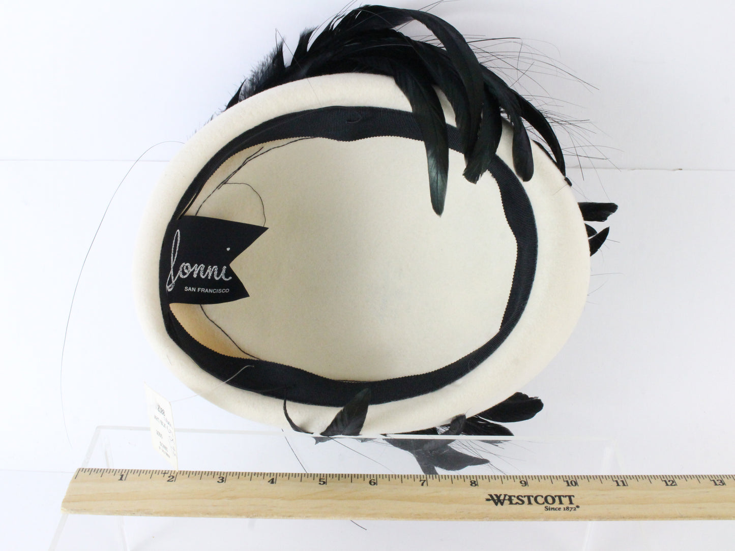 Sonni Of California Ladies White Boutique Hat W/ Black Feathers 7 1/8 57cm