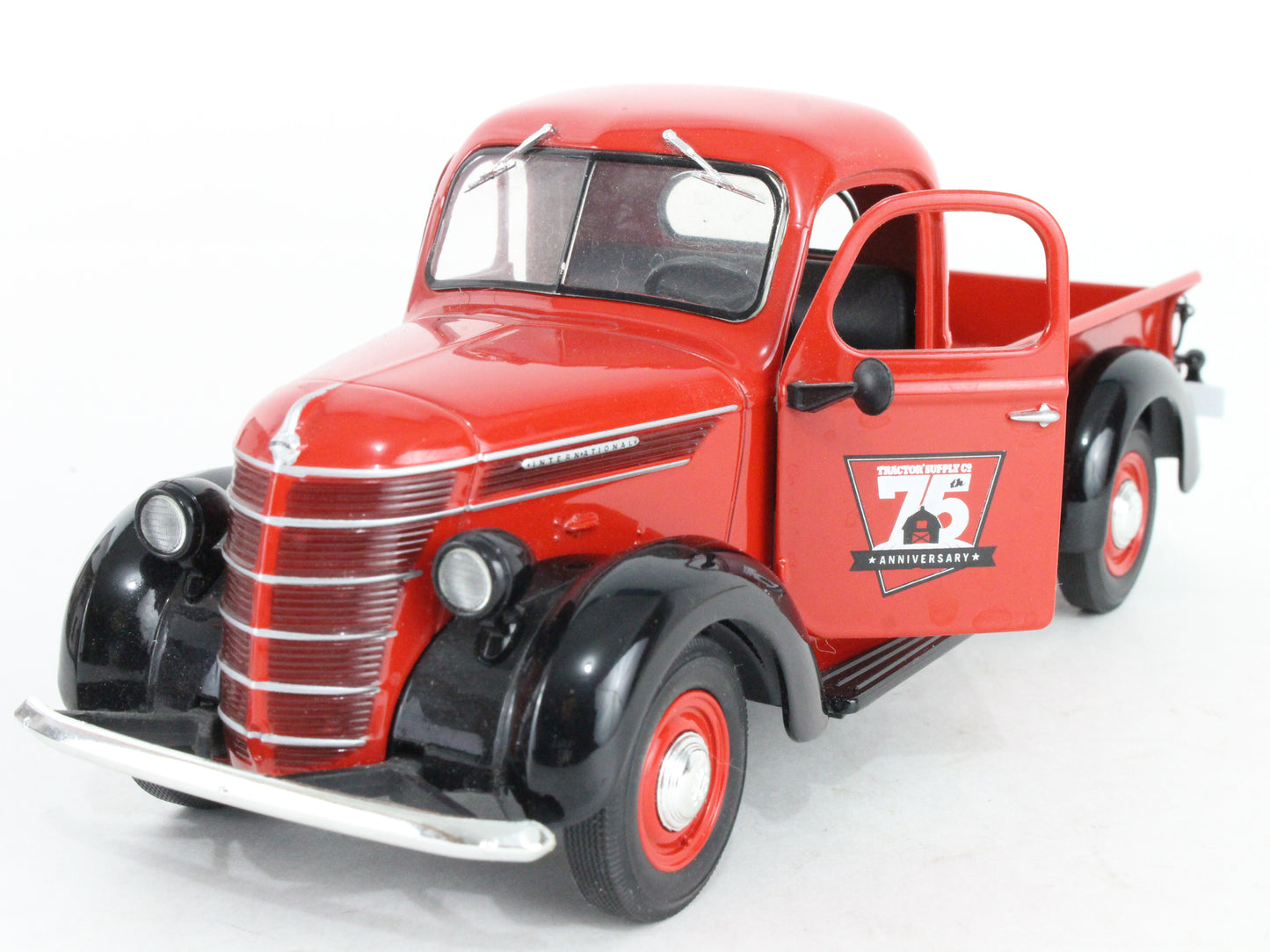 1938 International D-2 Pickup Truck Tractor Supply 1:25 First Gear 1054618