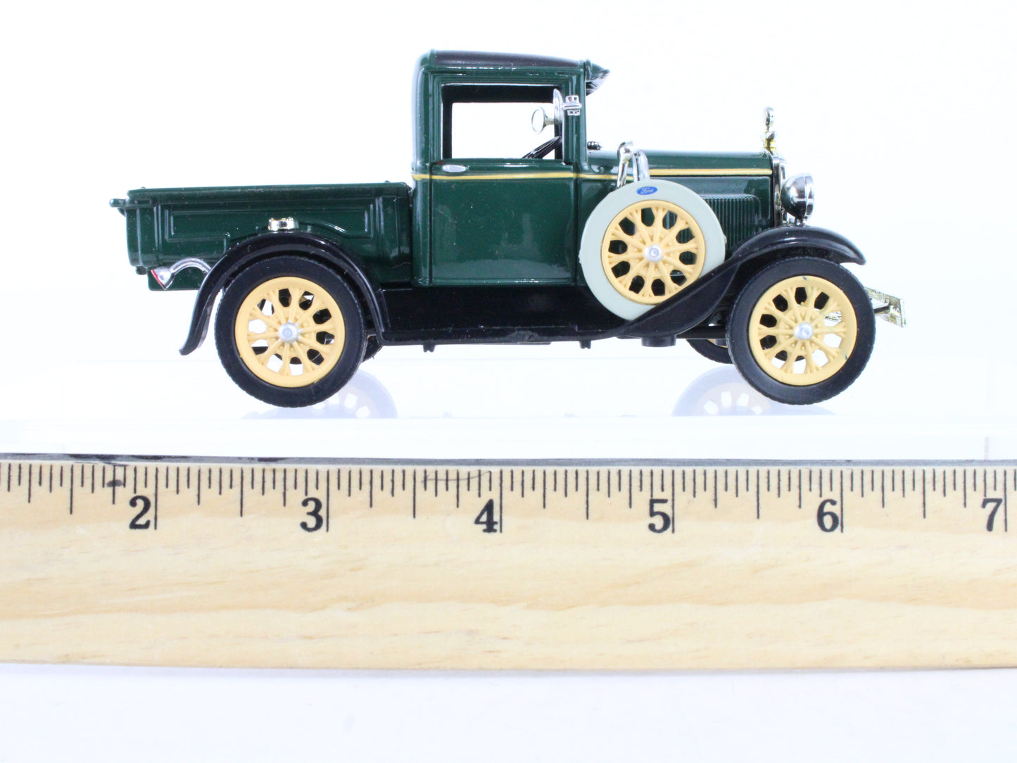 1931 Ford Model A Green Pick Up & Red Coupe National Motor Museum 1:32 Scale