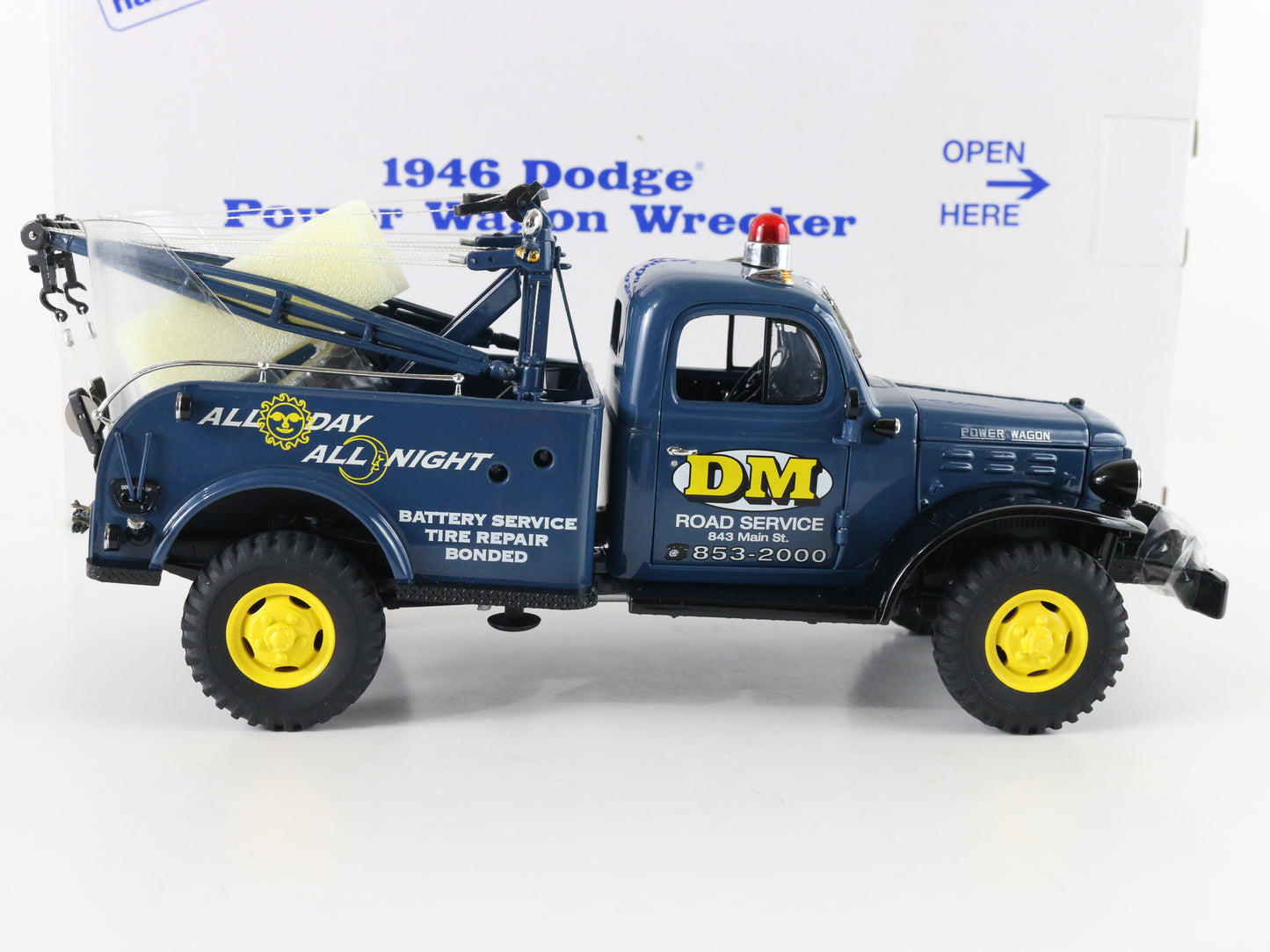 1946 Dodge Power Wagon Wrecker DM Service Blue Danbury Mint 1:24 Model Car