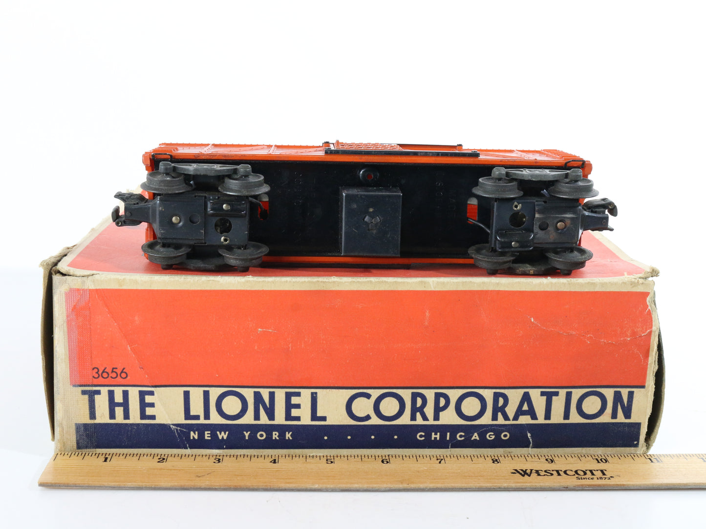 Lionel O Postwar 3656 Orange Operating Cattle Car W/ Box & Stockyard + COWS