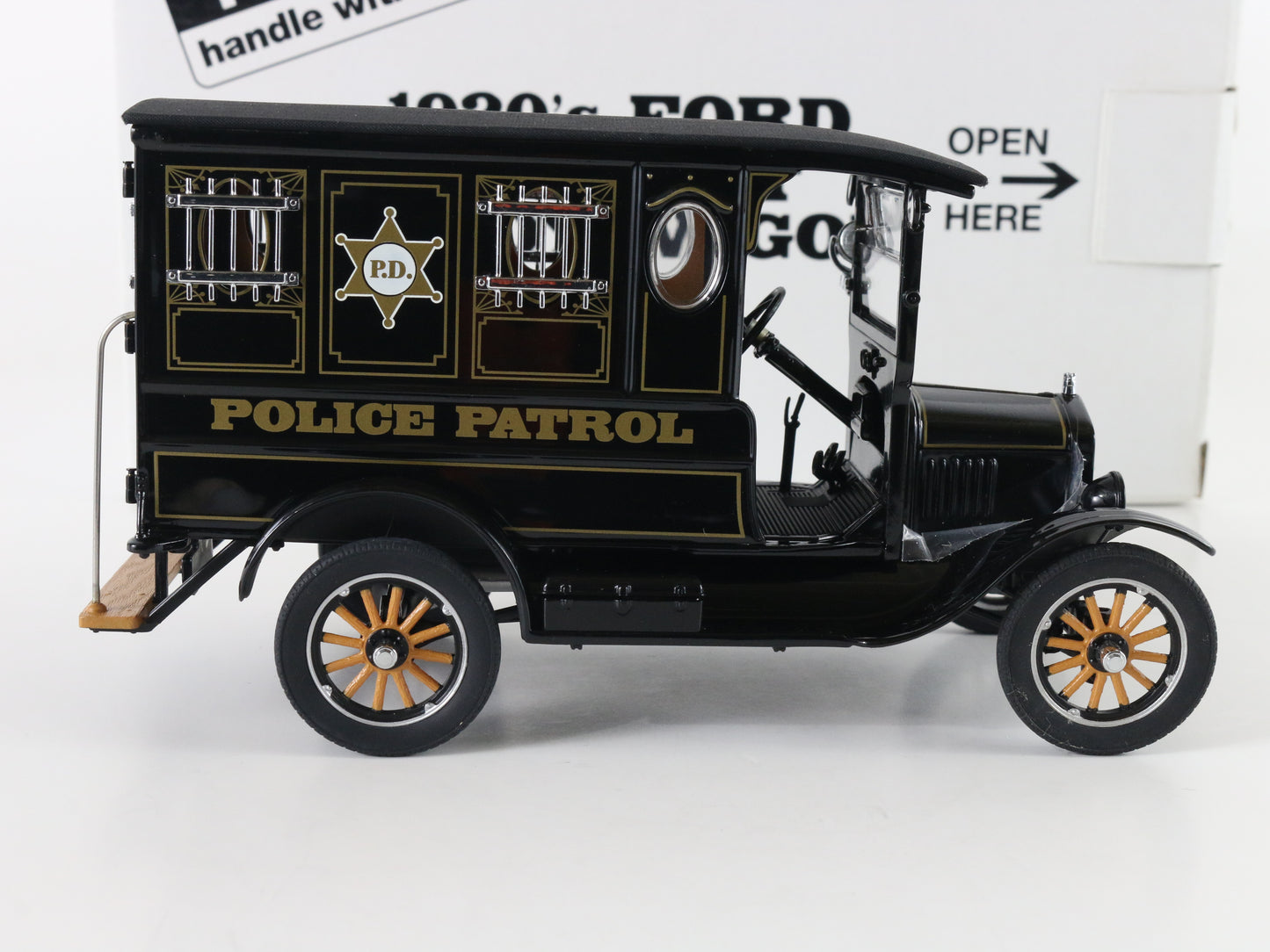 1920s Ford Model T Paddy Wagon Police Patrol Danbury Mint 1:24 Model Car