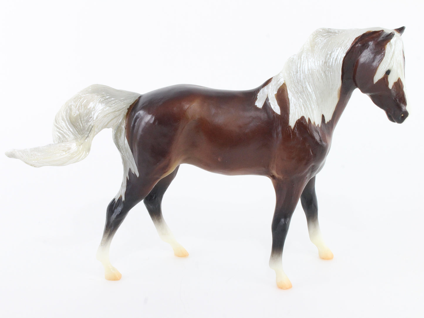 Silver Bay Mustang Breyer #934 Classic Size Model Horse