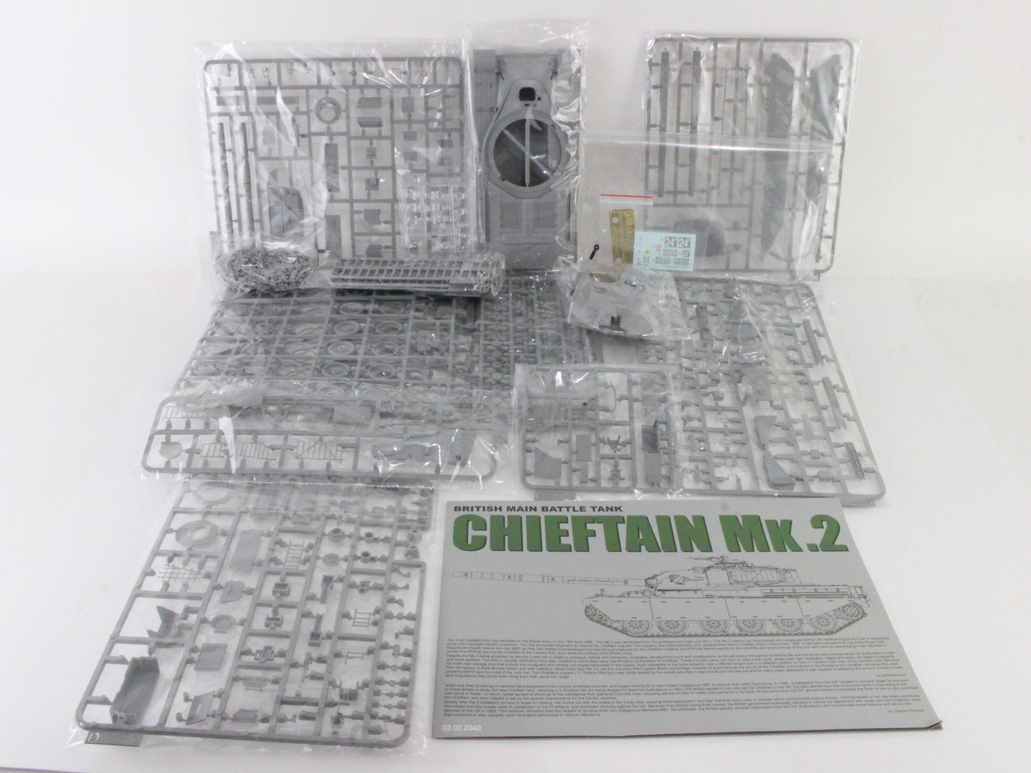 British Main Battle Tank Chieftain Mk2 1:35 Takom Model Kit 2040