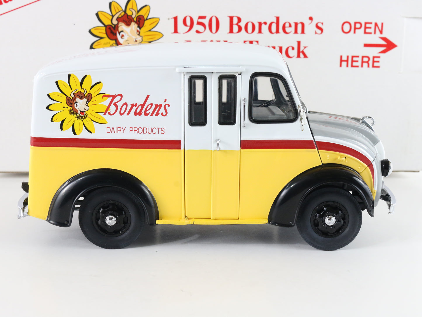 1950 Bordens Milk Truck White & Yellow Danbury Mint 1:24 Model Car W/ Crates