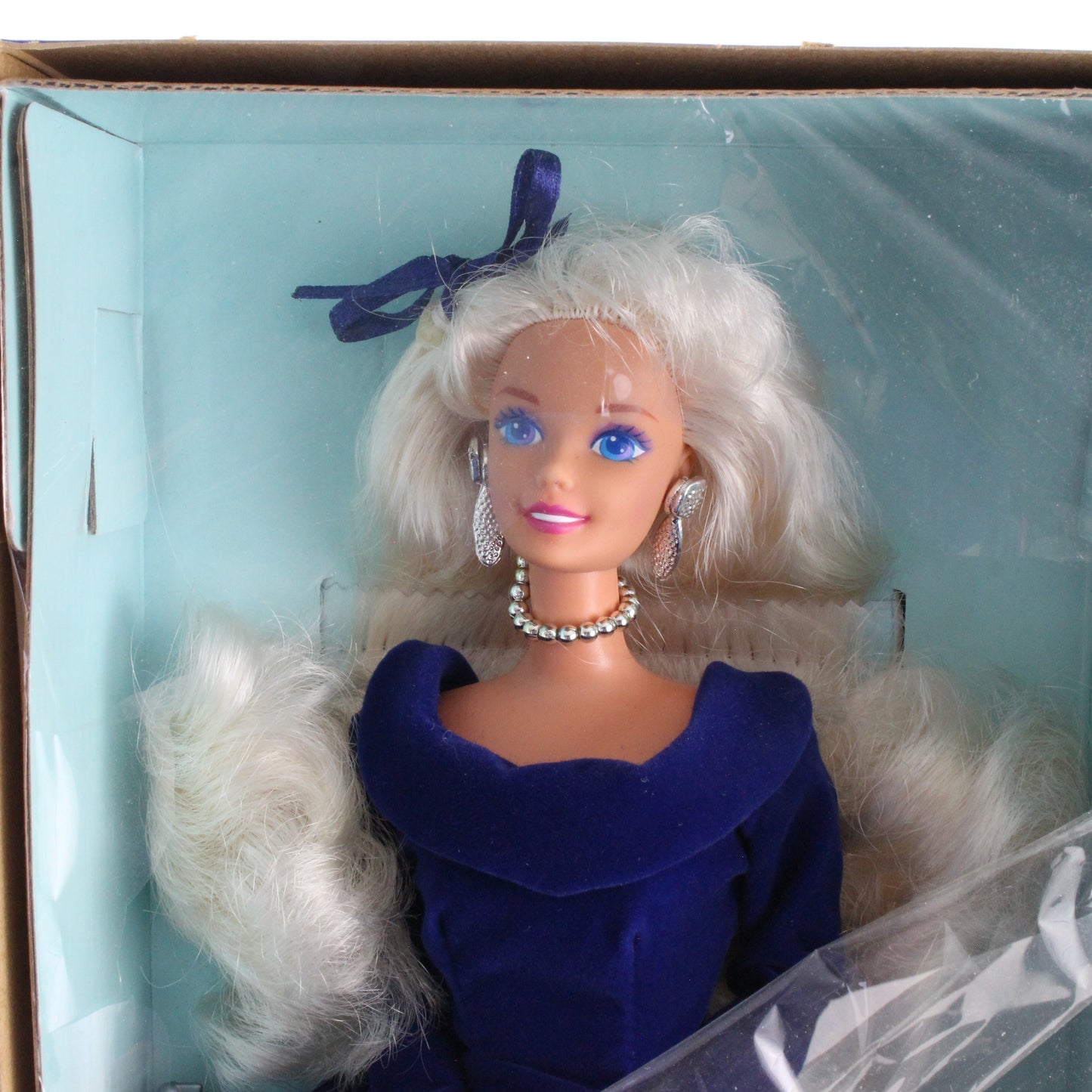 Winter Velvet Barbie Avon Blonde W/ Blue Gown 1995 Mattel 15571 Foreign Release