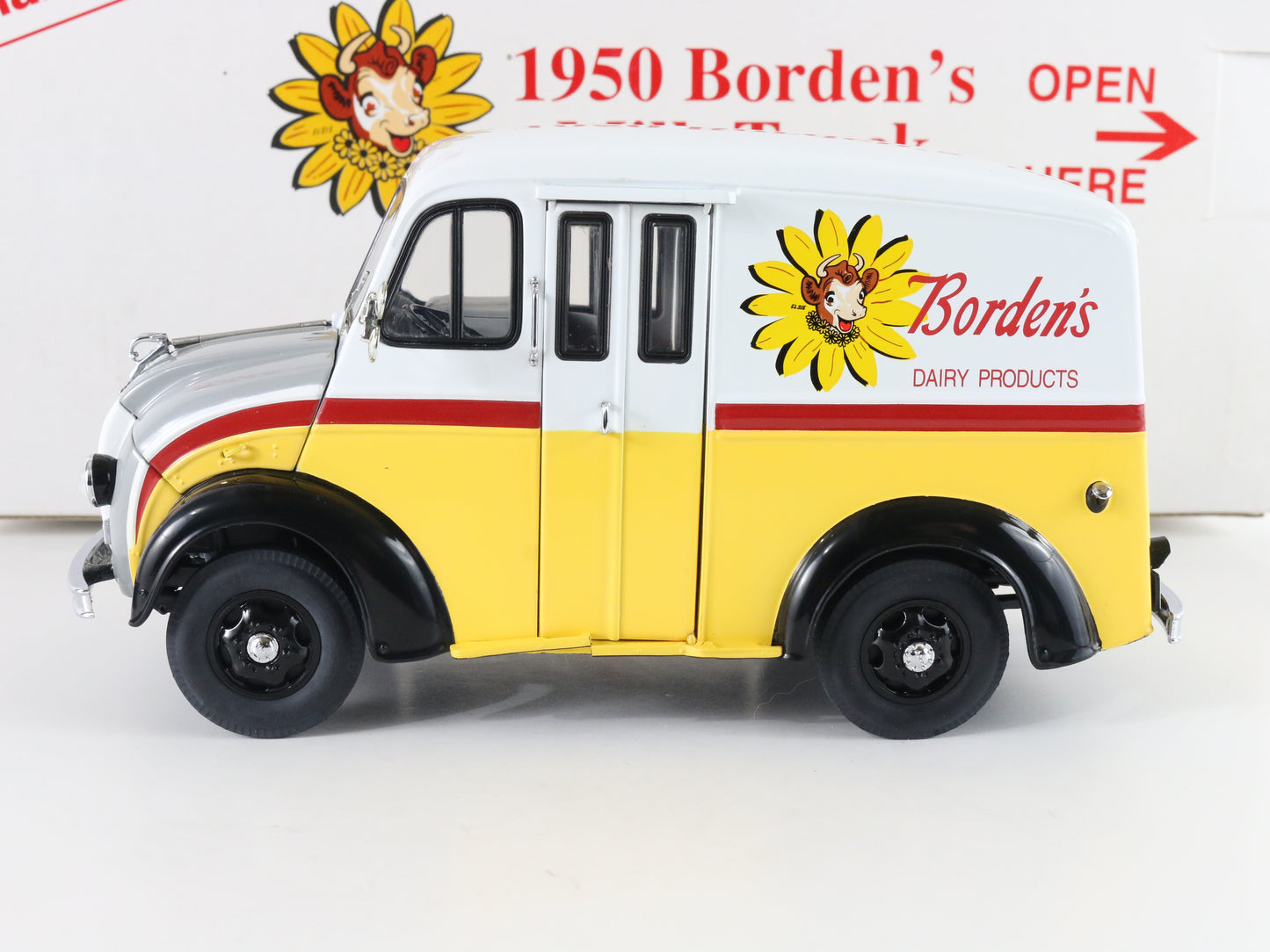 1950 Bordens Milk Truck White & Yellow Danbury Mint 1:24 Model Car W/ Crates