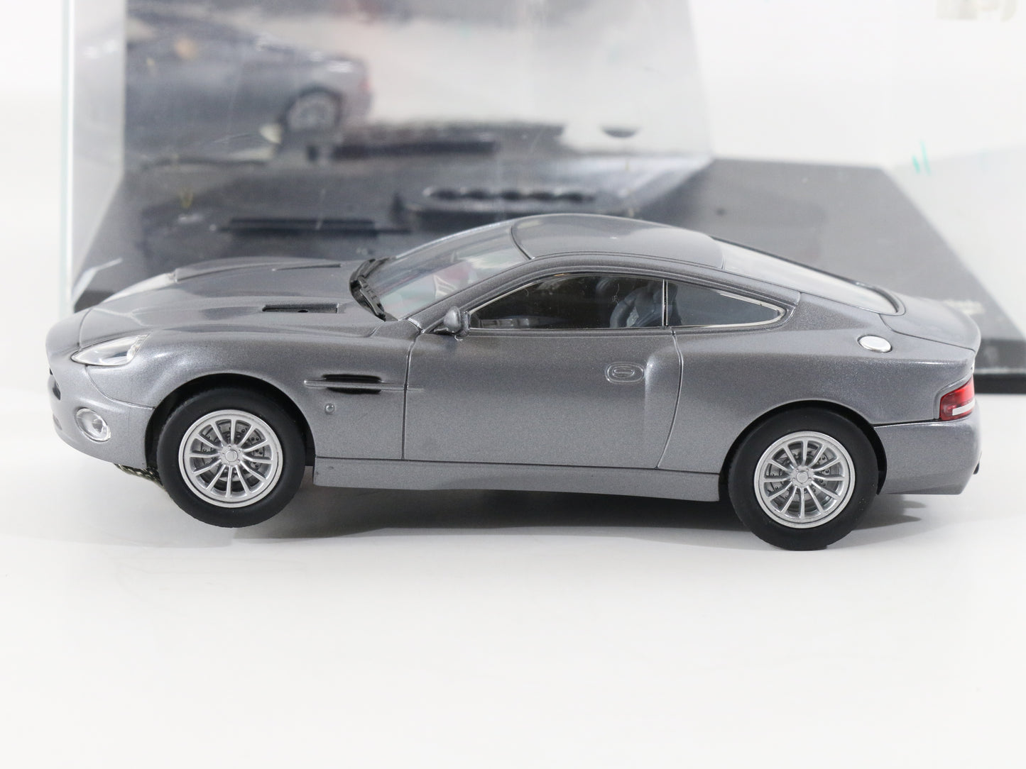 James Bond 007 Aston Martin V12 Vanquish Die Another Day 1:32 Carrera Slot Car