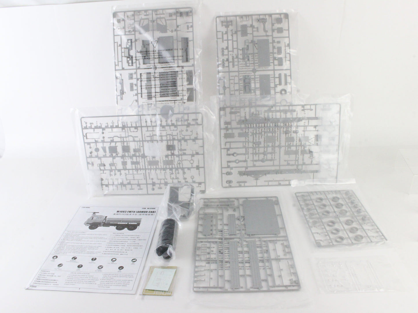 M1083 FMTV Armor Cab 1:35 Trumpeter Model Kit 01008