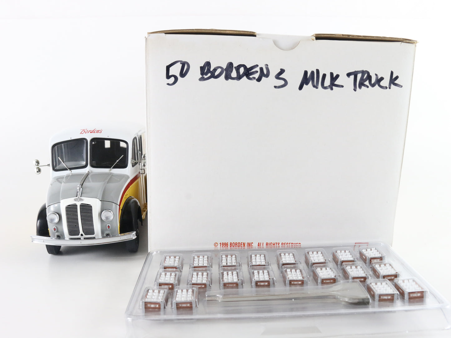 1950 Bordens Milk Truck White & Yellow Danbury Mint 1:24 Model Car W/ Crates