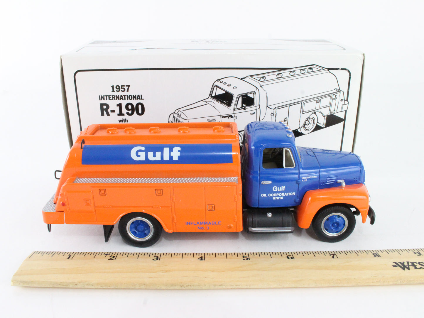 1957 International R-190 W/ Fuel Tanker Gulf Oil First Gear 1:34 Model 29-1335