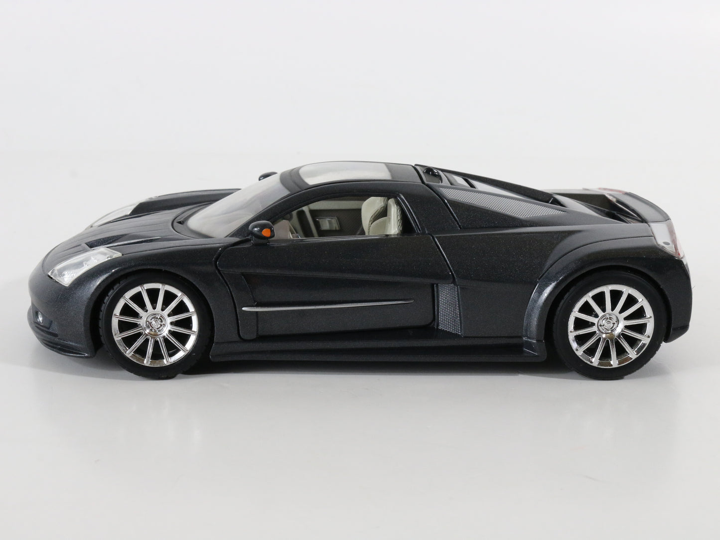 Chrysler ME Four Twelve Dark Gray Maisto 1:24 Model Car