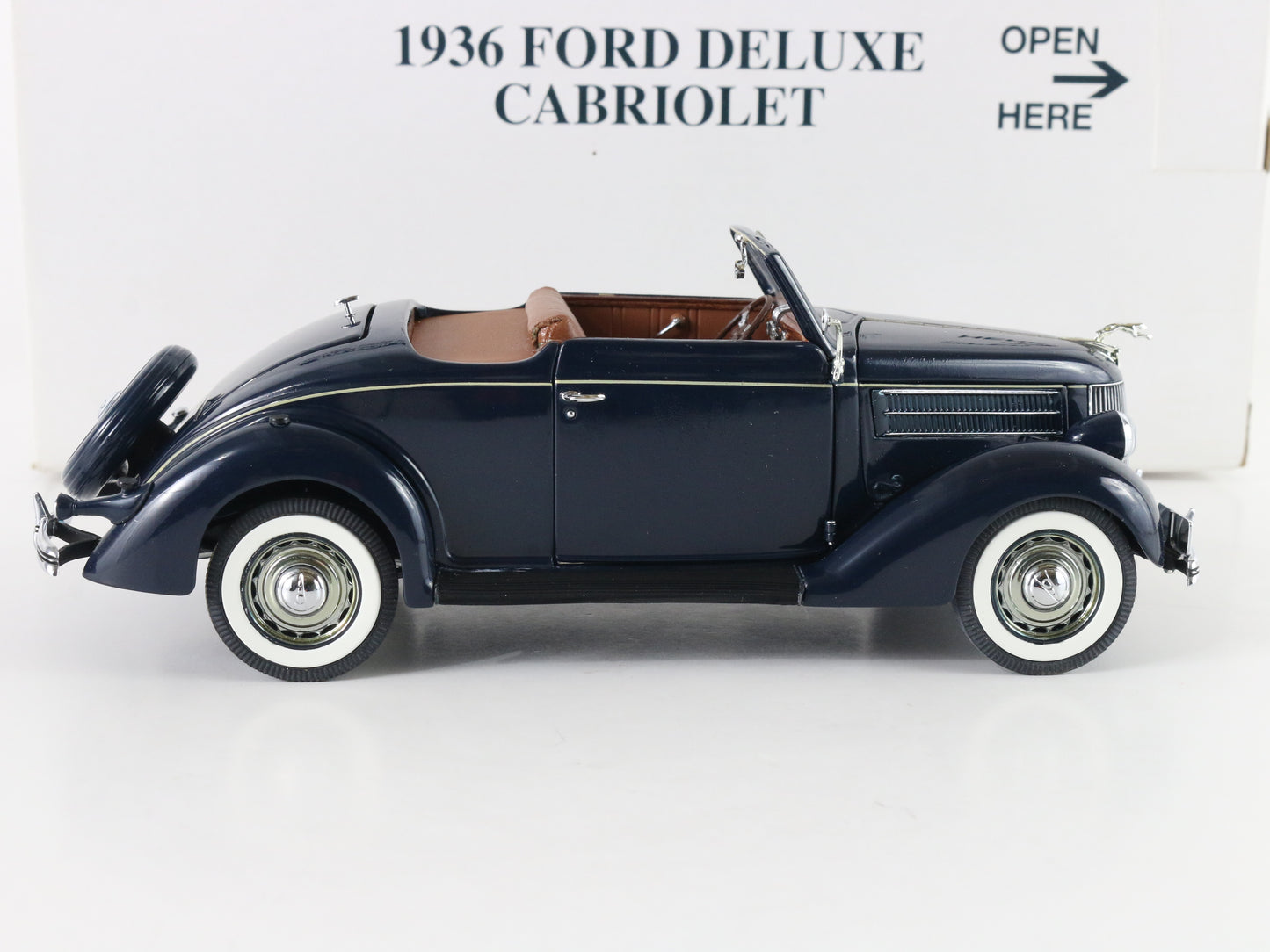 1936 Ford Deluxe Cabriolet Convertible Blue Danbury Mint 1:24 Model Car