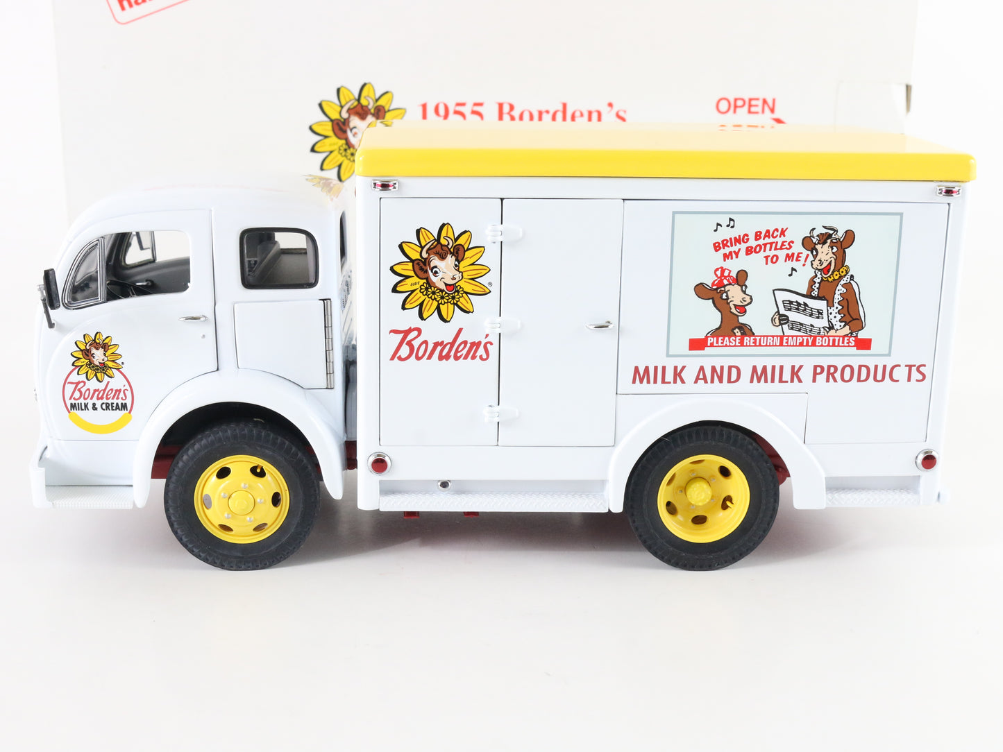 1955 Bordens Yellow & White 3000 Milk Truck Danbury Mint 1:24 Model Car