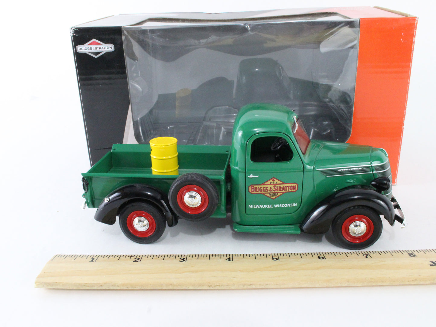 1938 D-2 Pickup Truck International Briggs & Stratton 1:64 First Gear 49-0302