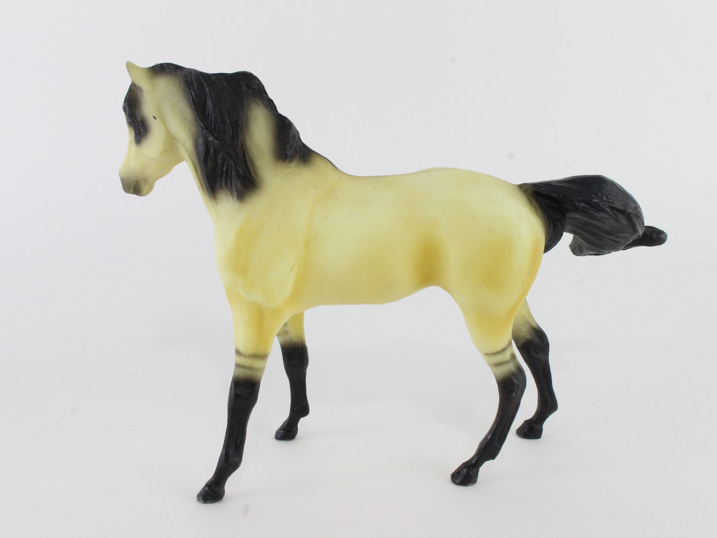 Mestenos Mother Buckskin Mare Breyer #4810 Classic Size Horse