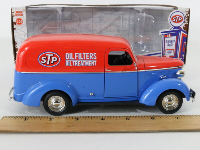 1939 Chevrolet Panel Truck STP Running On Empty Greenlight 1:24 Model Car 85022