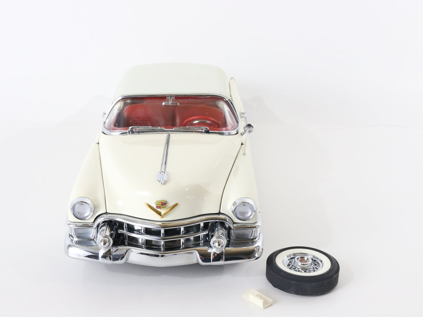 1953 Cadillac Eldorado Cream Color White Danbury Mint 1:16 W/ Stand, Box