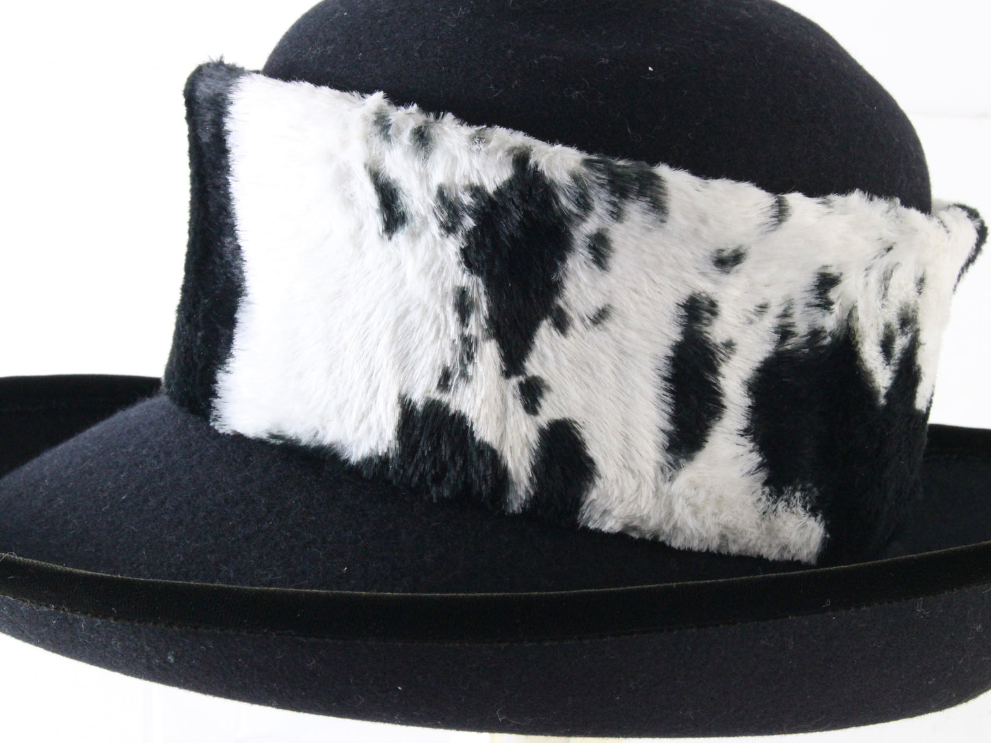 Peter Bettley Ladies Black Wool Felt Hat W/ Cowprint Band 7 1/8 57cm