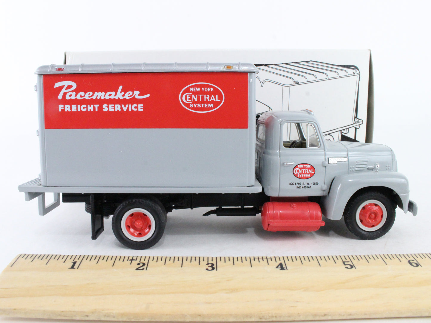 1957 International R-190 W/ Dry Goods Van NYC First Gear 1:34 Scale 10-1188