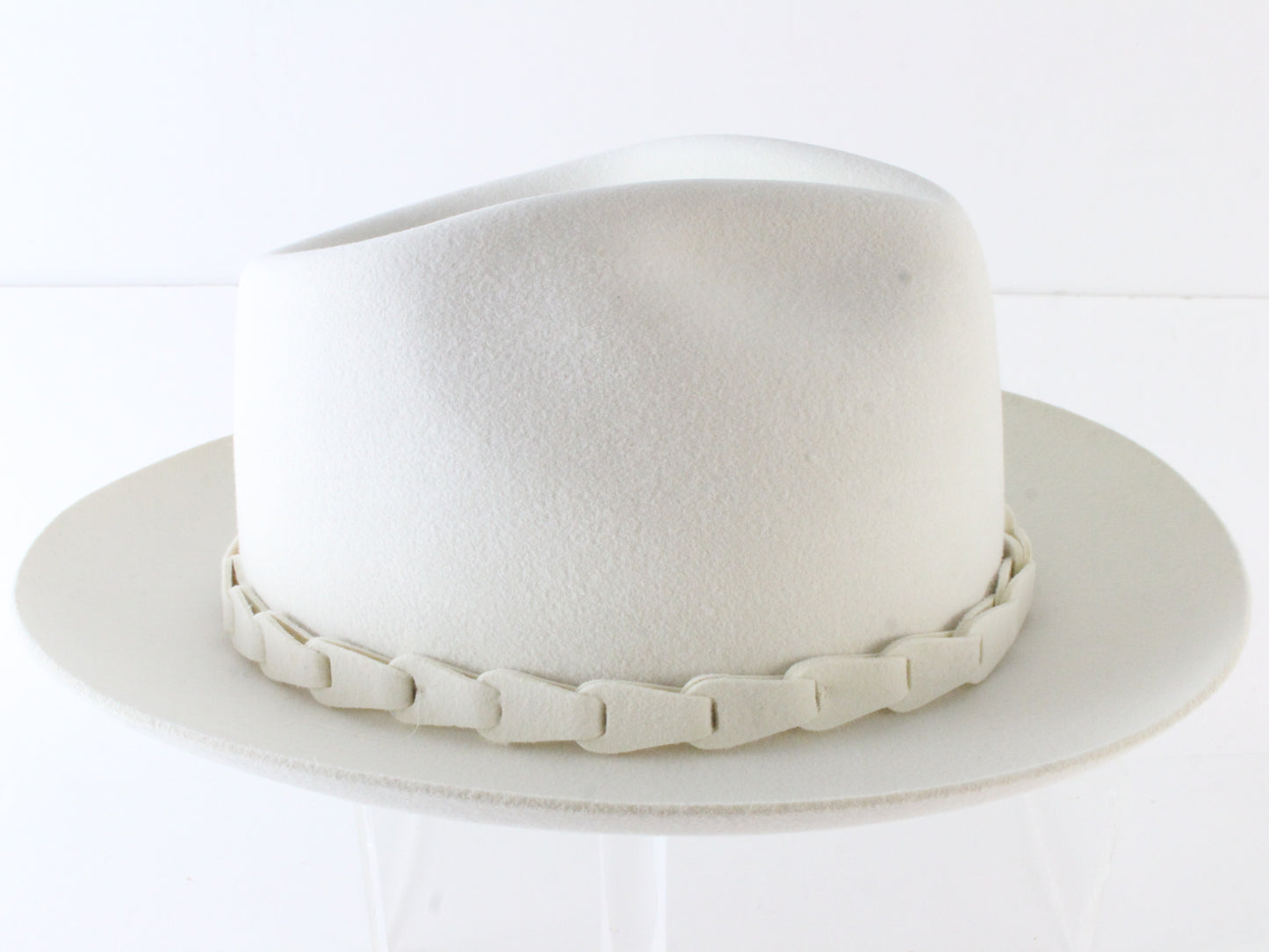 Biltmore Imperial Mens Eggshell White Felt Fedora W/ Feather and Pin 6 7/8 55cm