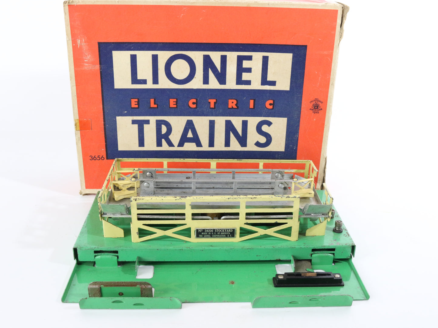 Lionel O Postwar 3656 Orange Operating Cattle Car W/ Box & Stockyard + COWS