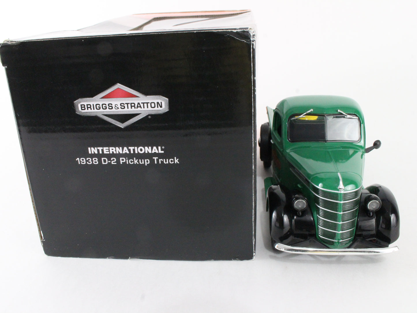 1938 D-2 Pickup Truck International Briggs & Stratton 1:64 First Gear 49-0302