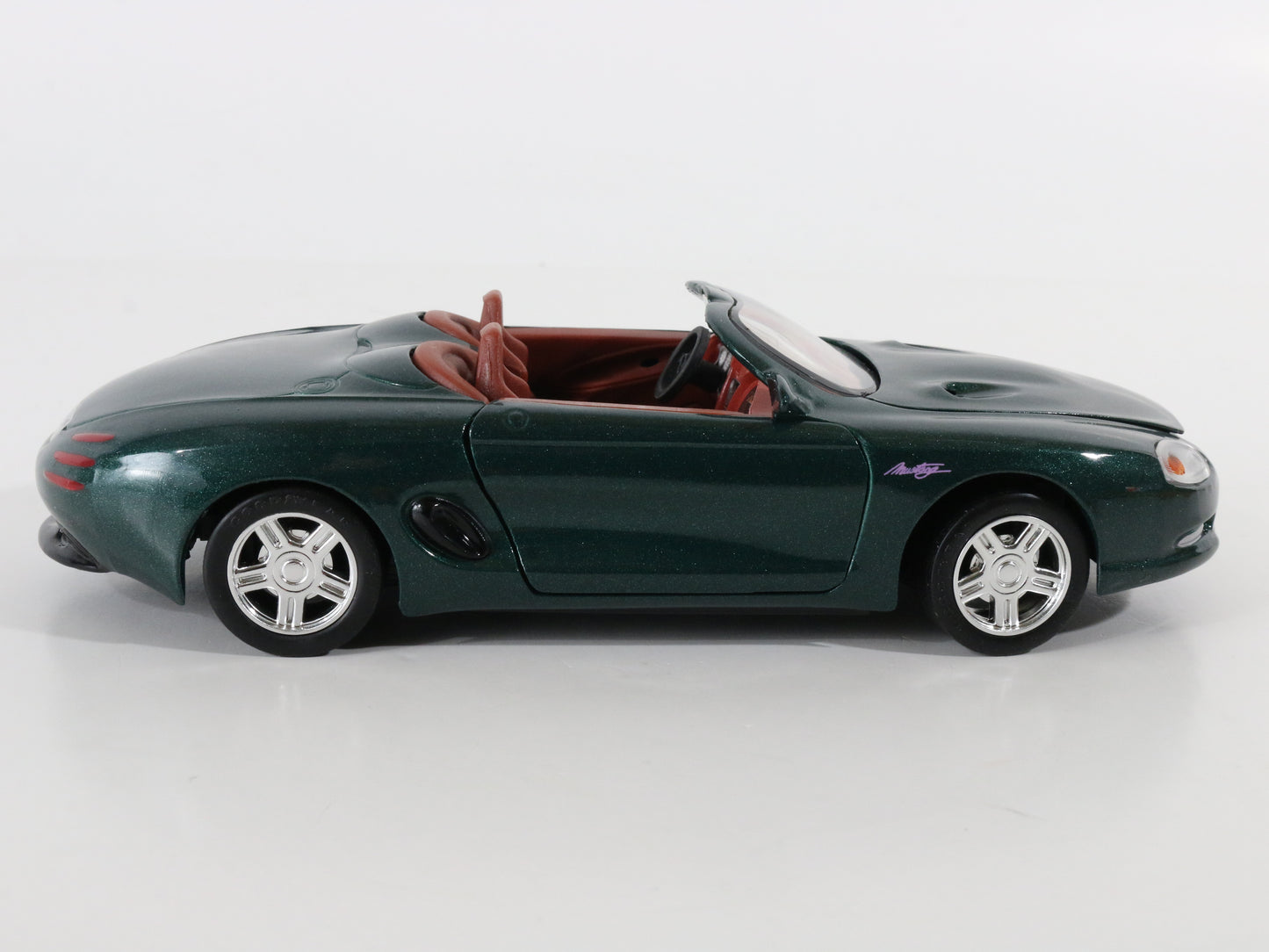 Mustang Mach III Green & Red Convertible Redbox 1:24 Model Spots Car