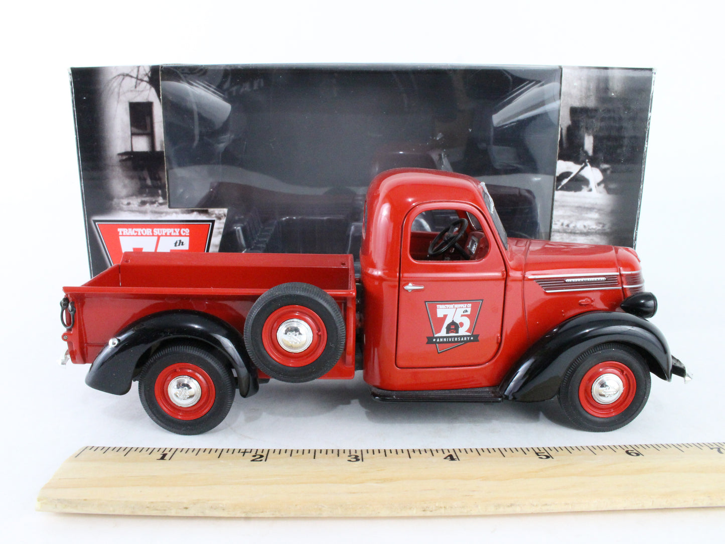 1938 International D-2 Pickup Truck Tractor Supply 1:25 First Gear 1054618