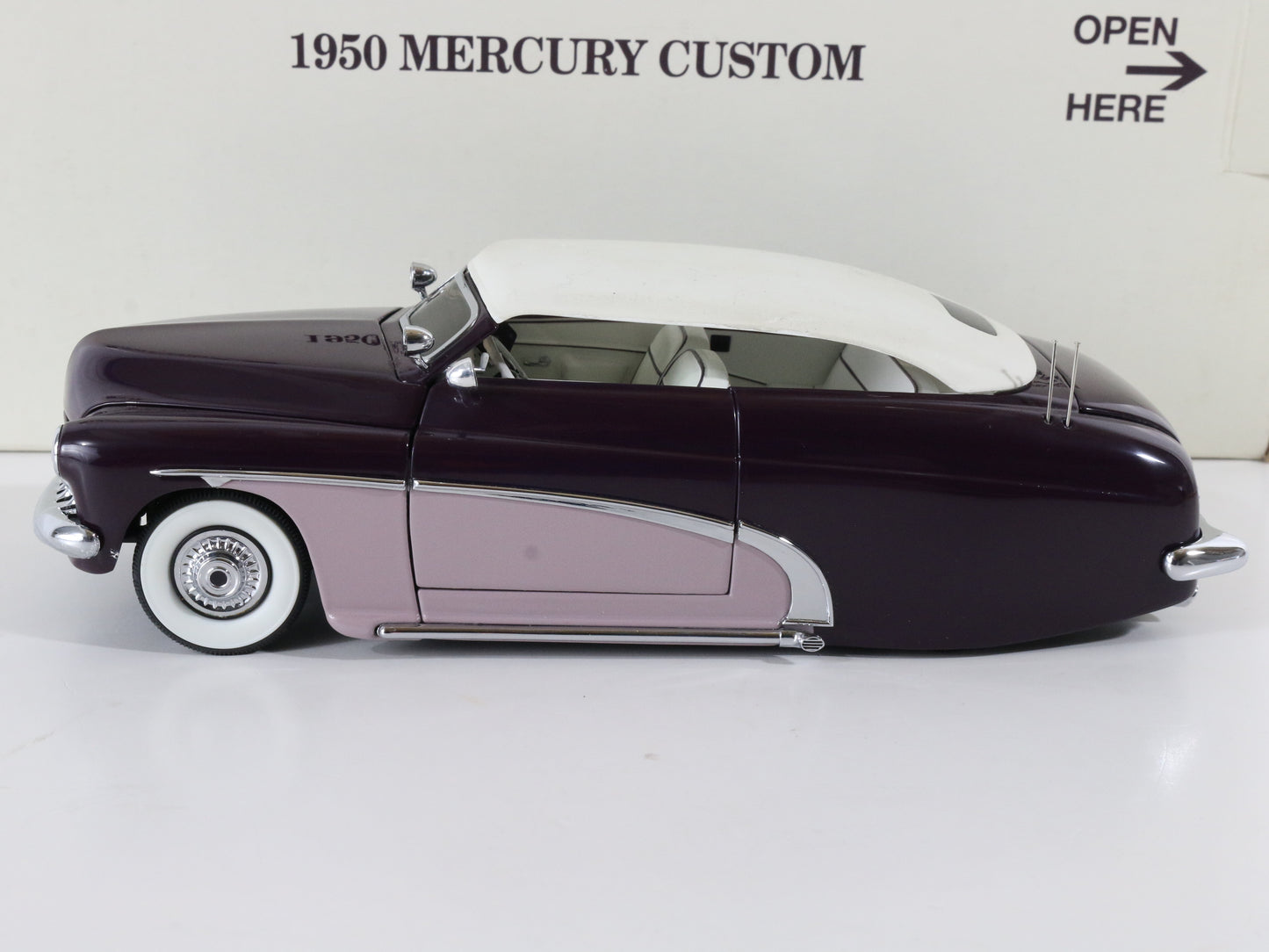 1952 Mercury Custom Convertible Purple & White Danbury Mint 1:24 W/ Box