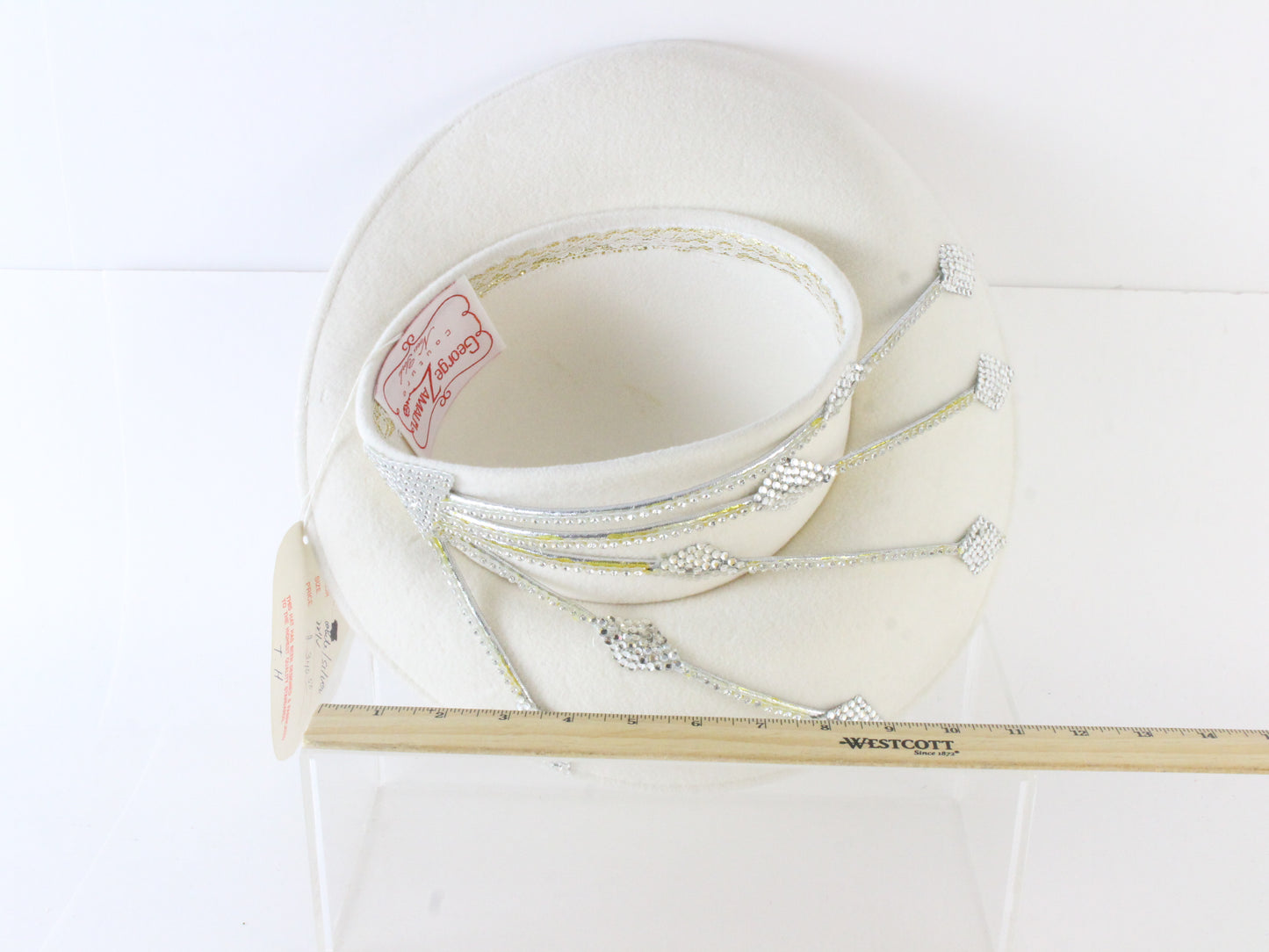 George Zamaul Ladies Elegant White Felt Hat W/ Sylish Design 7 1/4 58cm