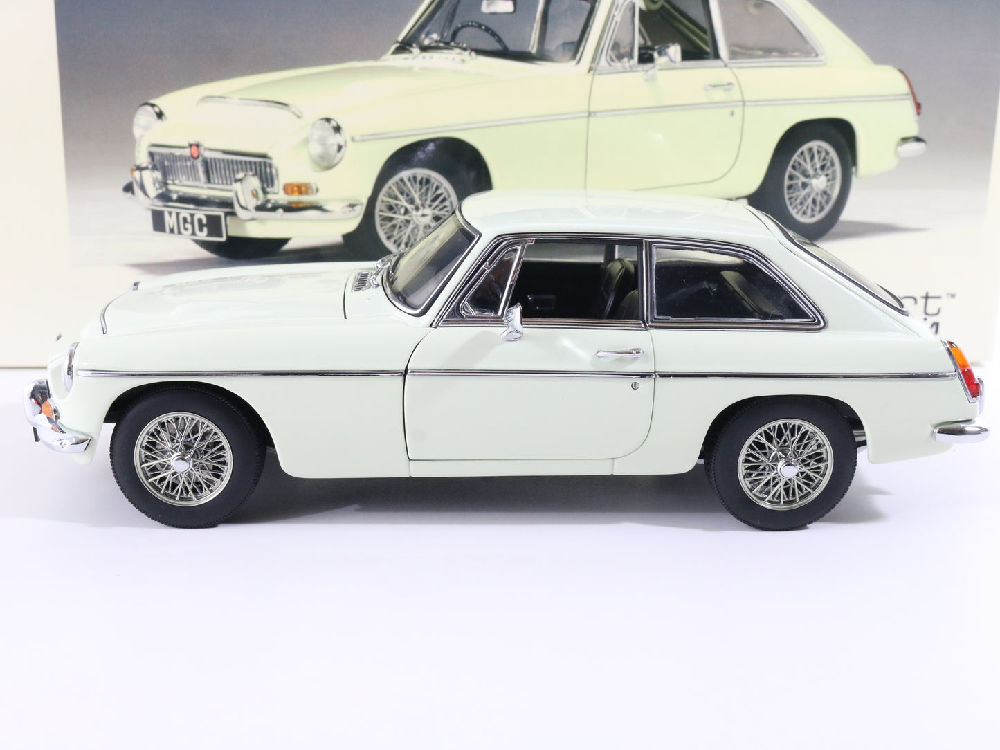 MGC GT Coupe Snowberry White Millennium Series AutoART 1:18 Model Car 76621