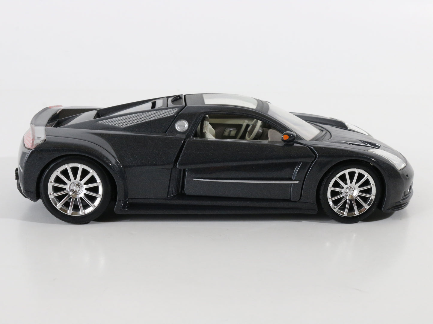 Chrysler ME Four Twelve Dark Gray Maisto 1:24 Model Car