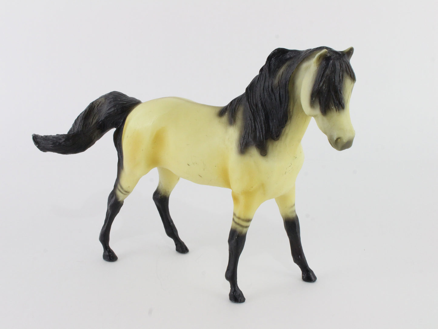 Mestenos Mother Buckskin Mare Breyer #4810 Classic Size Horse