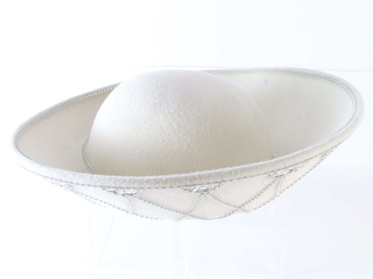 Jack Mcconnell New York Ladies White Felt Hat W/ Rhinestones 7 1/8 57cm