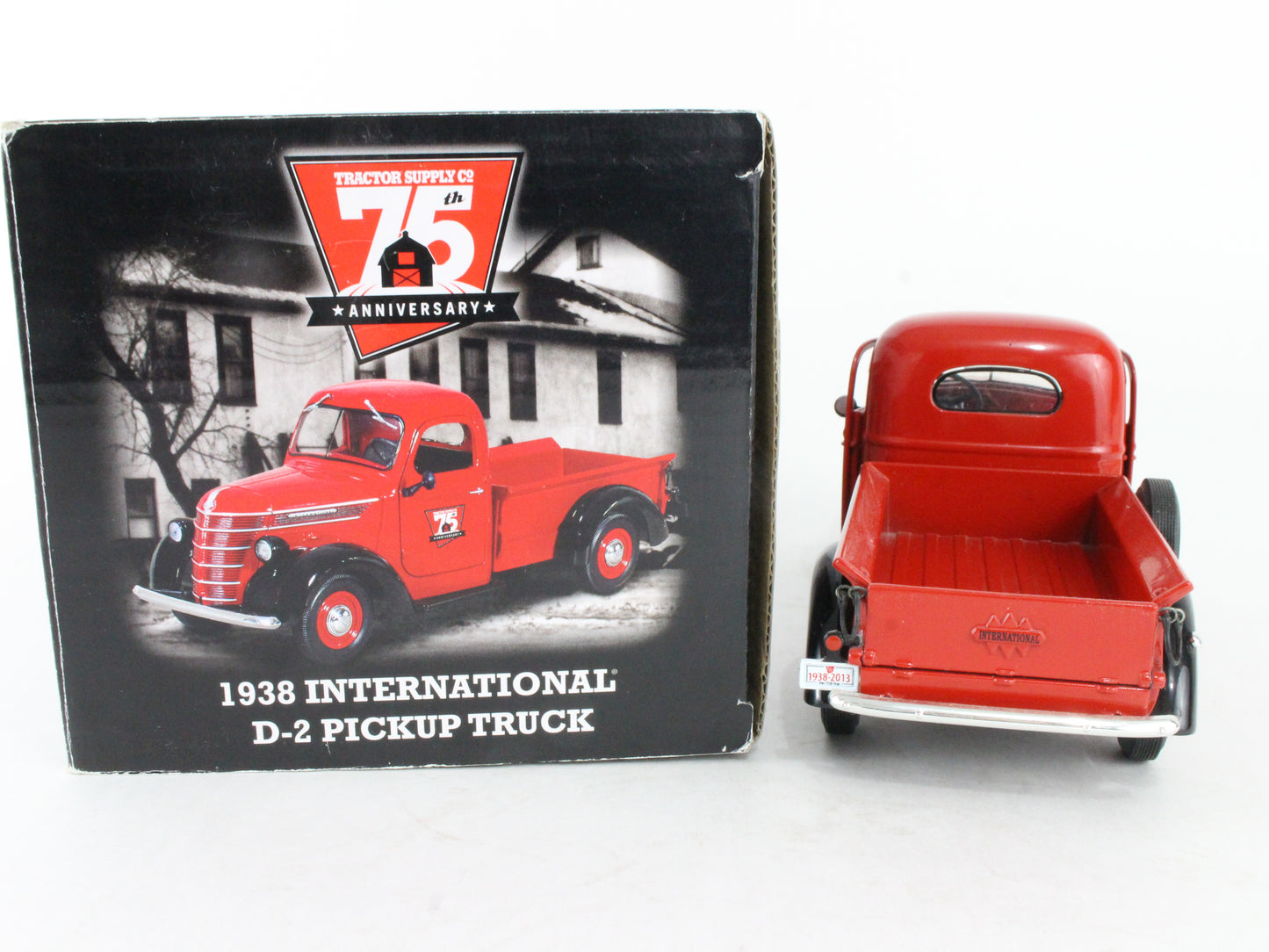 1938 International D-2 Pickup Truck Tractor Supply 1:25 First Gear 1054618