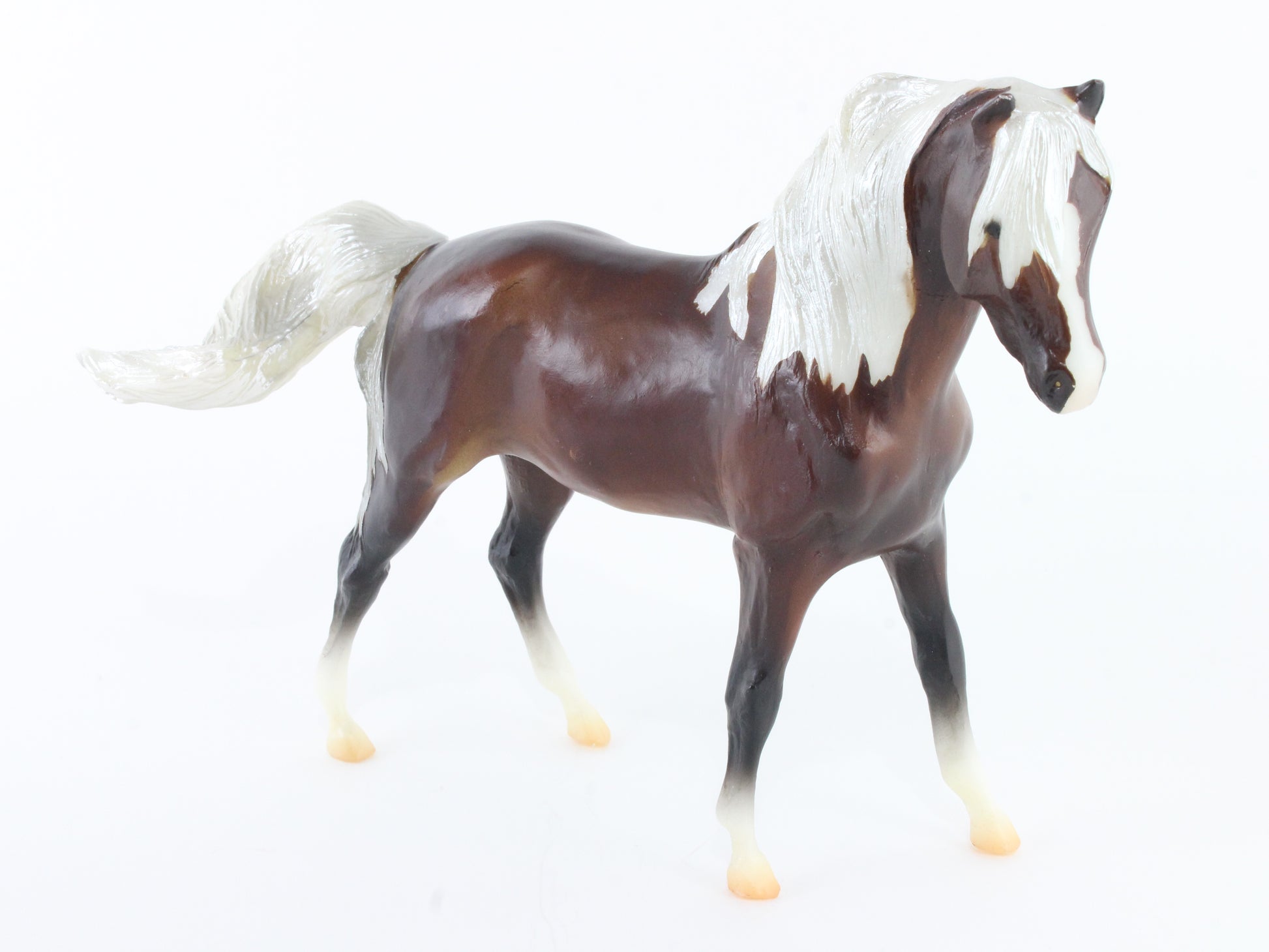 Silver Bay Mustang Breyer #934 Classic Size Model Horse