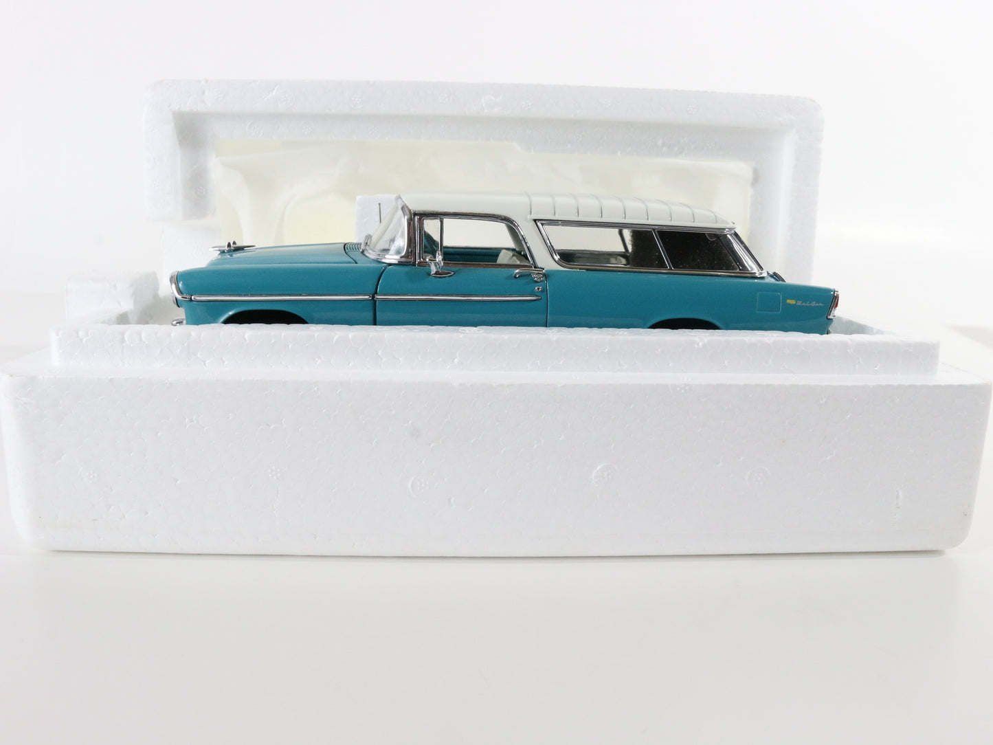 1955 Chevrolet Nomad Light Blue & White Danbury Mint 1:24 Model Car W/ Box