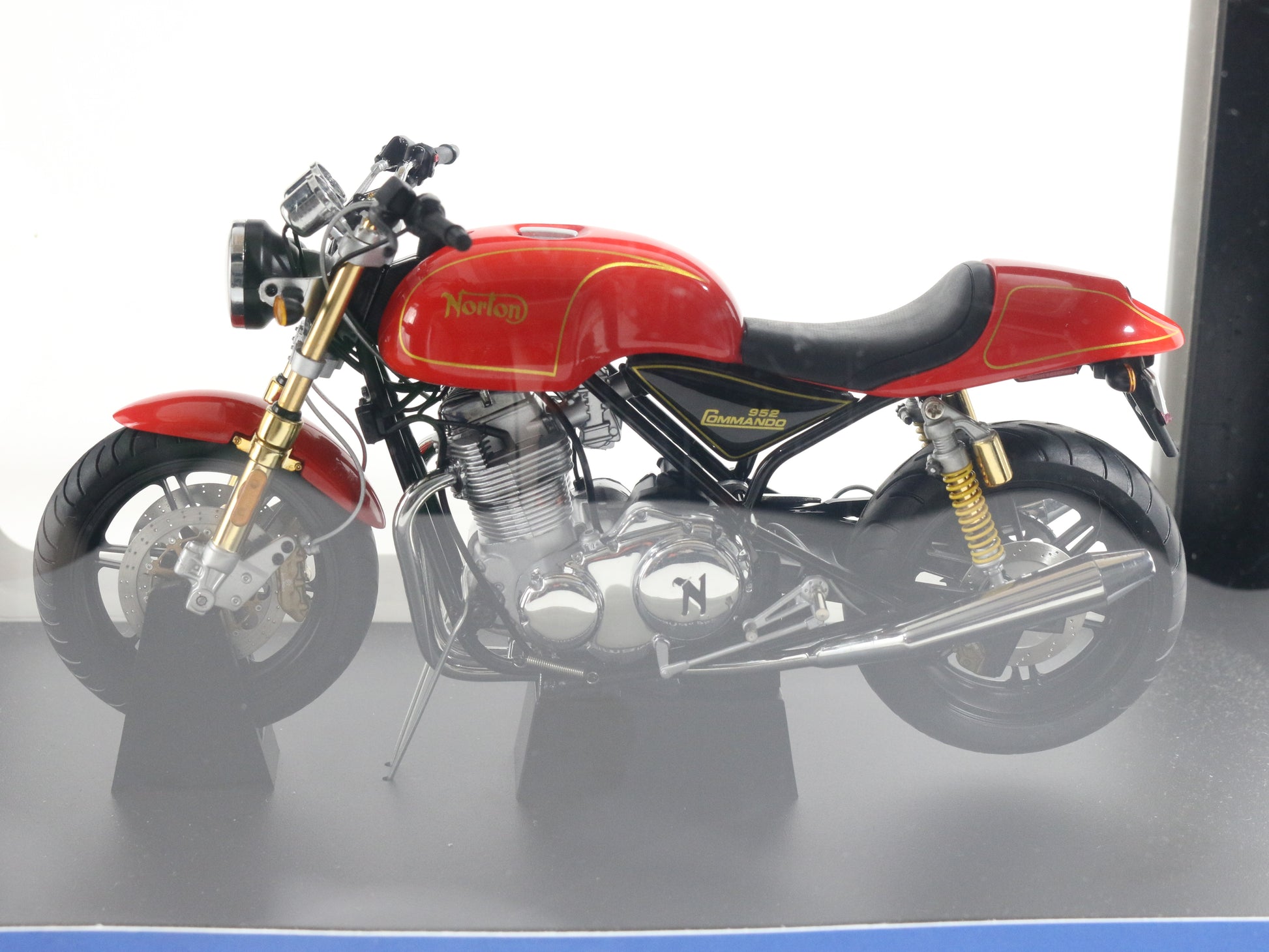 2005 Norton Commando 952 Red Autoart 1:12 Model Motorcycle 12161, AUTOART 1:18, High End Diecast, Scale Model, Detailed Model Car, Vintage AutoArt, Auto Art Scale