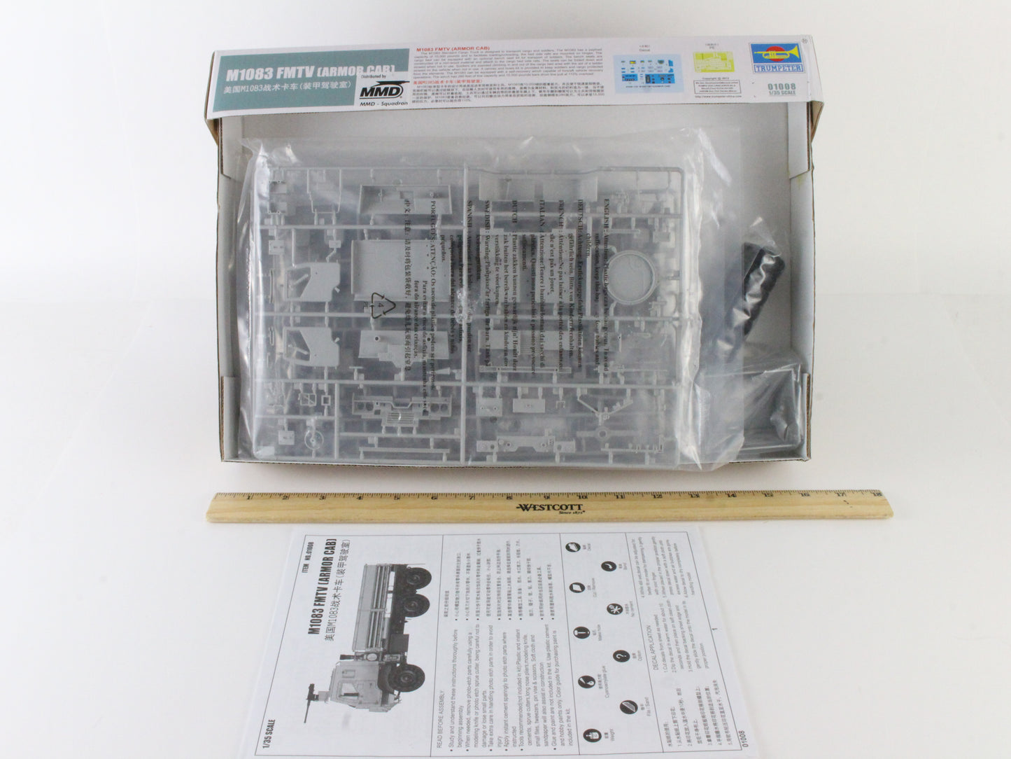 M1083 FMTV Armor Cab 1:35 Trumpeter Model Kit 01008