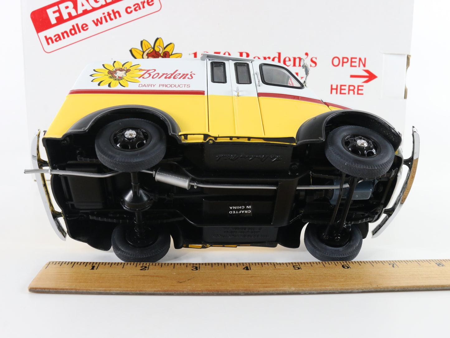 1950 Bordens Milk Truck White & Yellow Danbury Mint 1:24 Model Car W/ Crates