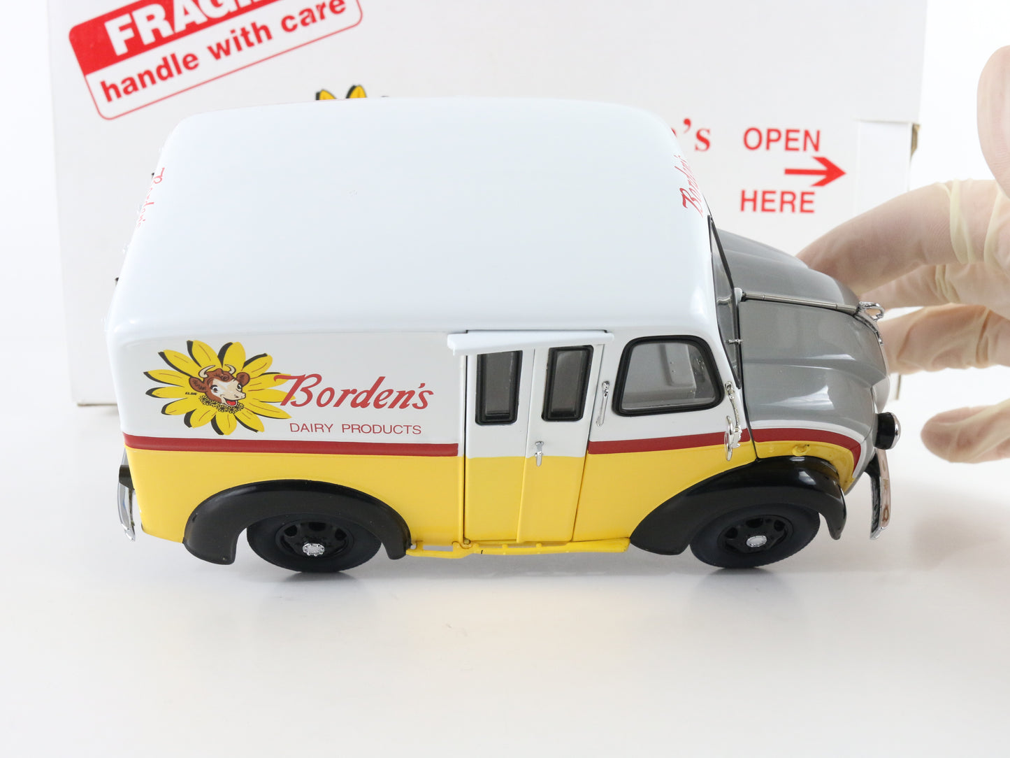 1950 Bordens Milk Truck White & Yellow Danbury Mint 1:24 Model Car W/ Crates