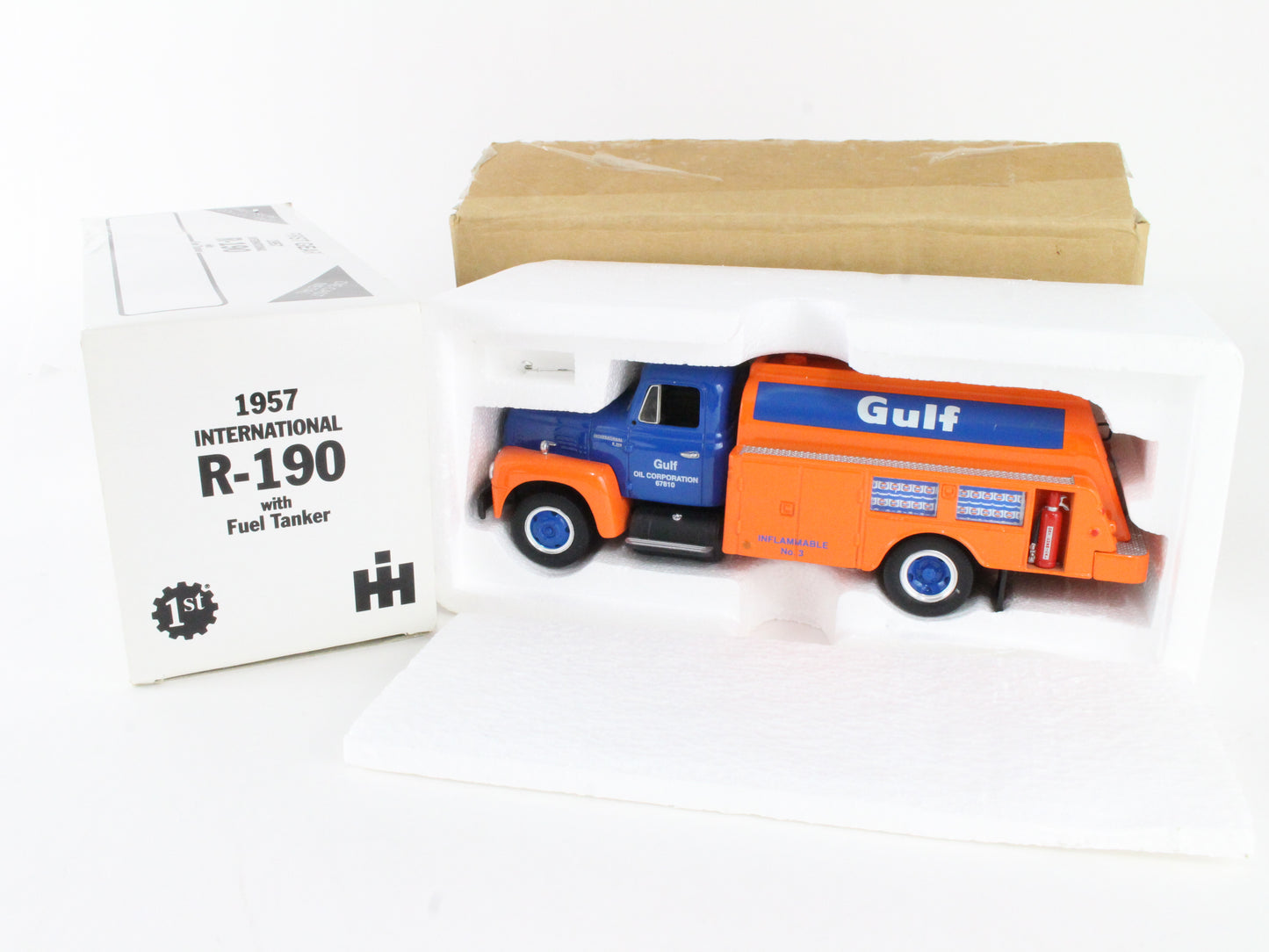 1957 International R-190 W/ Fuel Tanker Gulf Oil First Gear 1:34 Model 29-1335