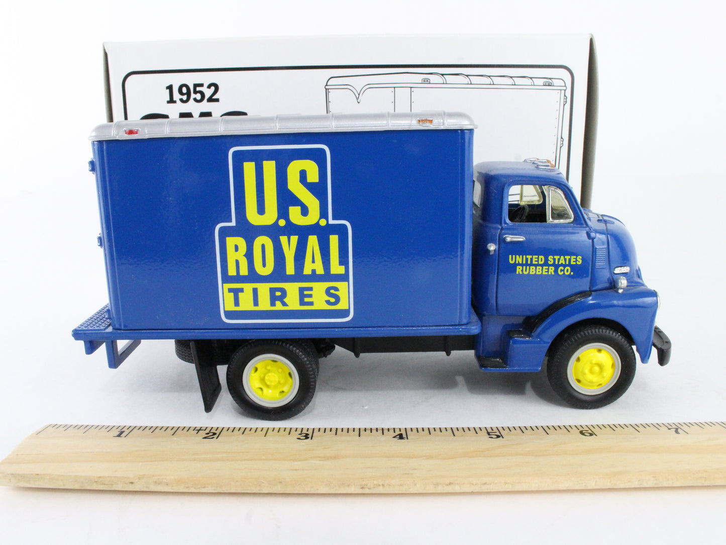 1952 GMC Dry Goods Van Us Royal Tires First Gear 1:34 Model 19-1504