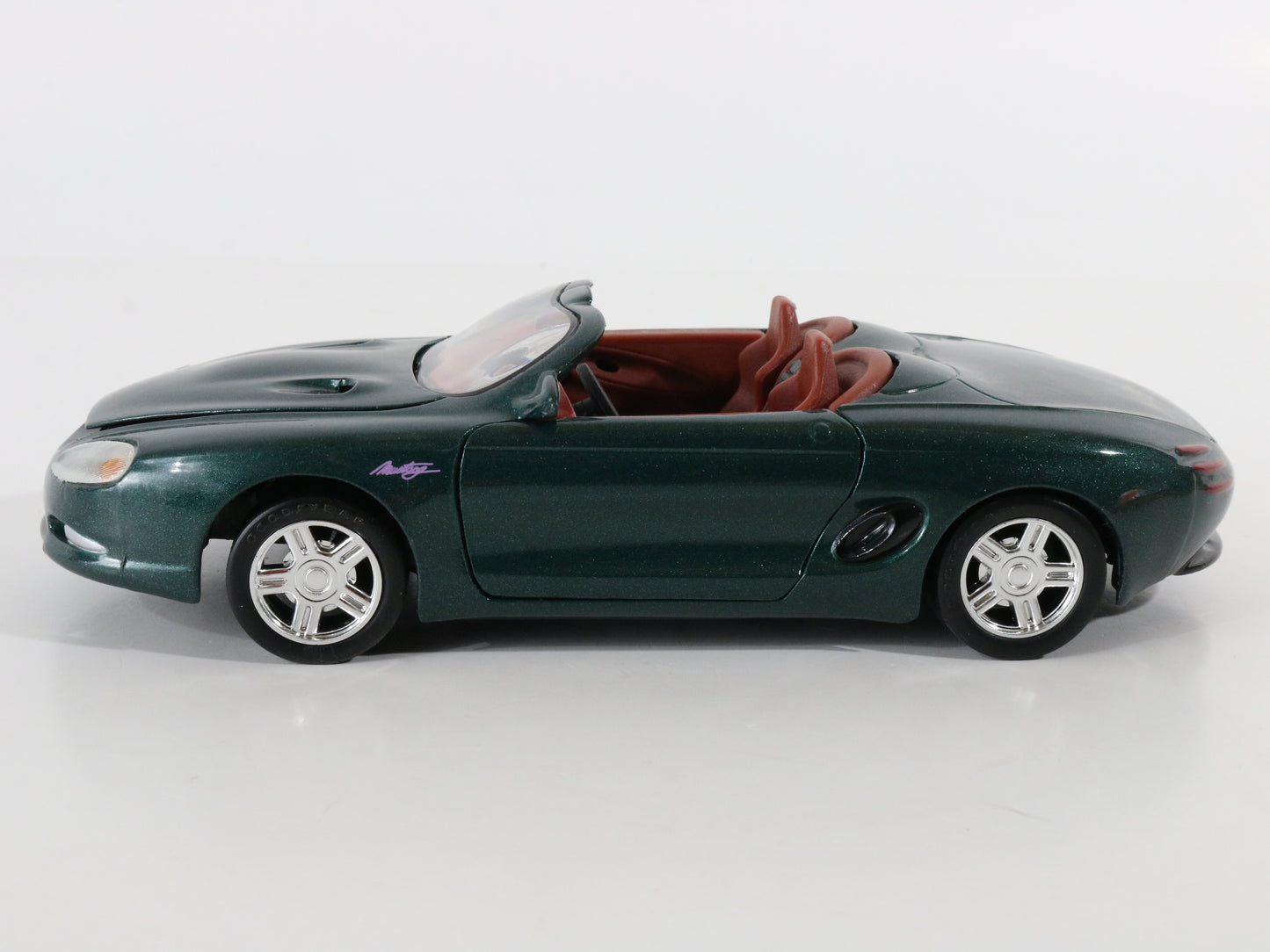 Mustang Mach III Green & Red Convertible Redbox 1:24 Model Spots Car