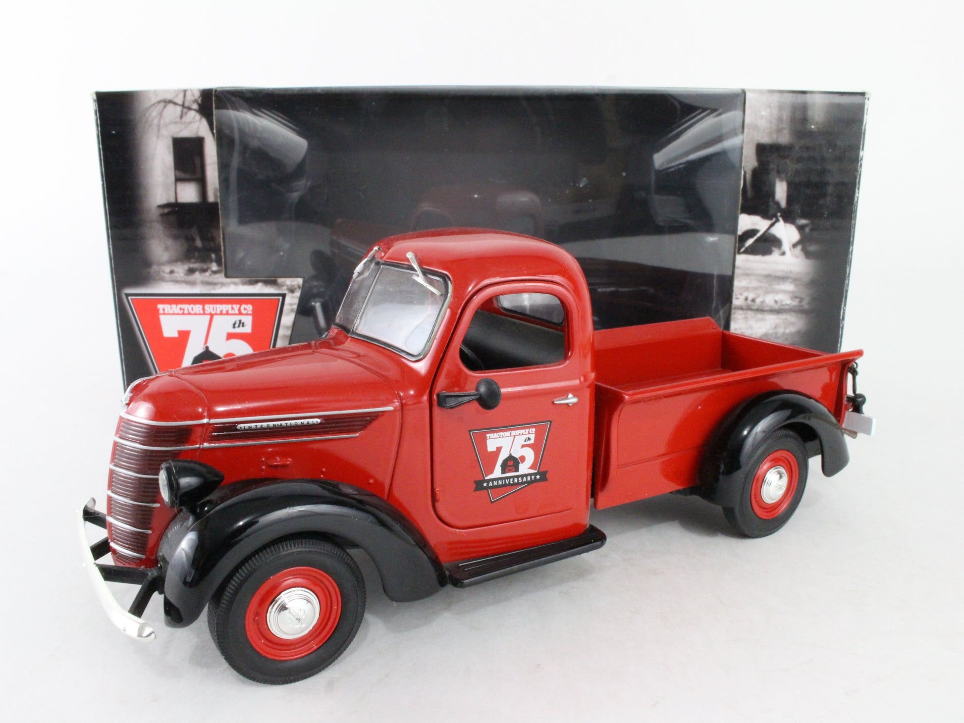 1938 International D-2 Pickup Truck Tractor Supply 1:25 First Gear 1054618