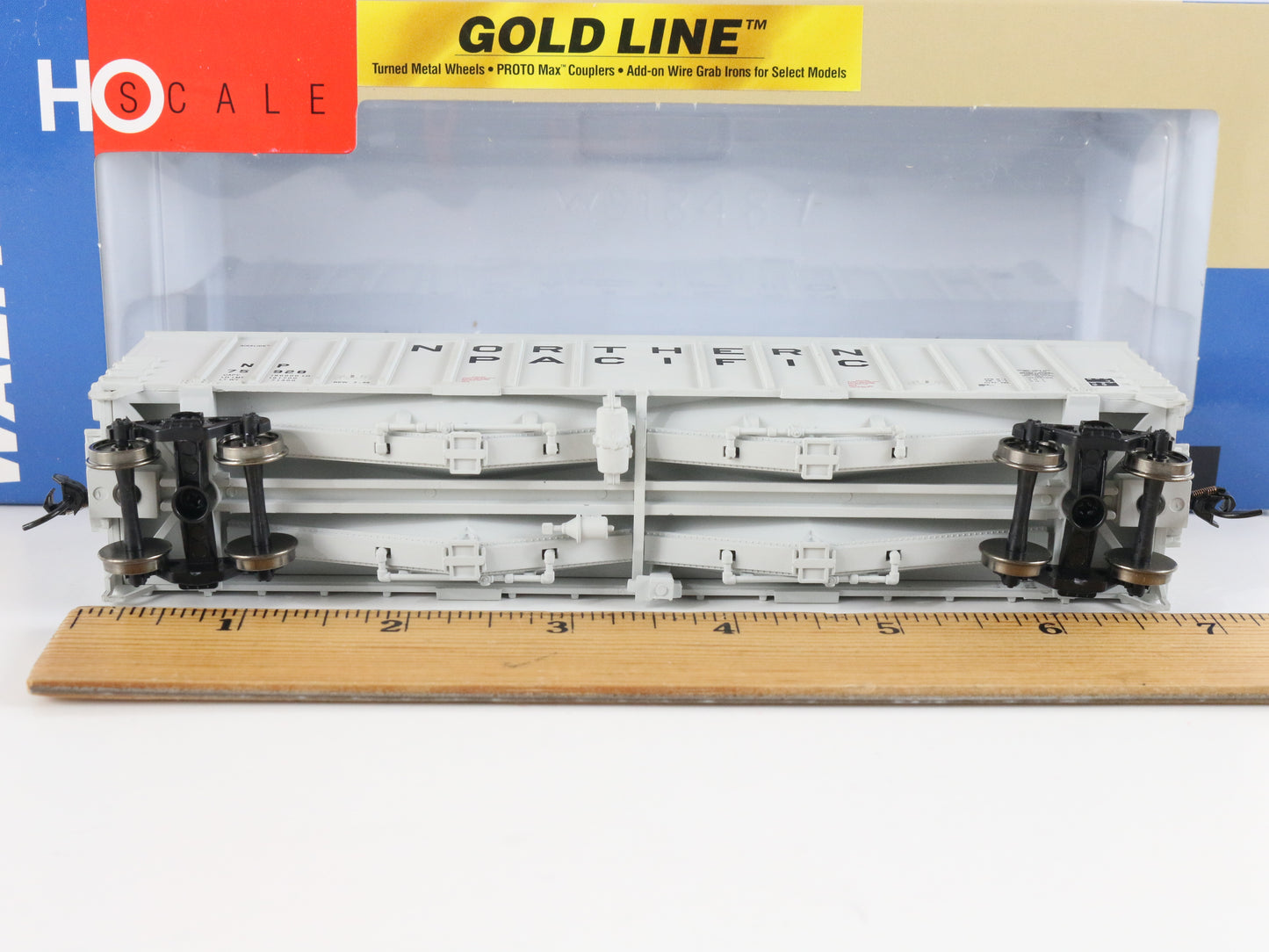 Northern Pacific NP 75928 50' Airslide Covered Hopper Walthers HO Gold 932-3726