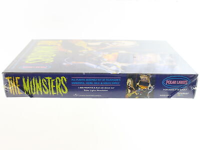 The Munsters Living Room Model Kit Polar Lights Playing Mantis Universal 5013